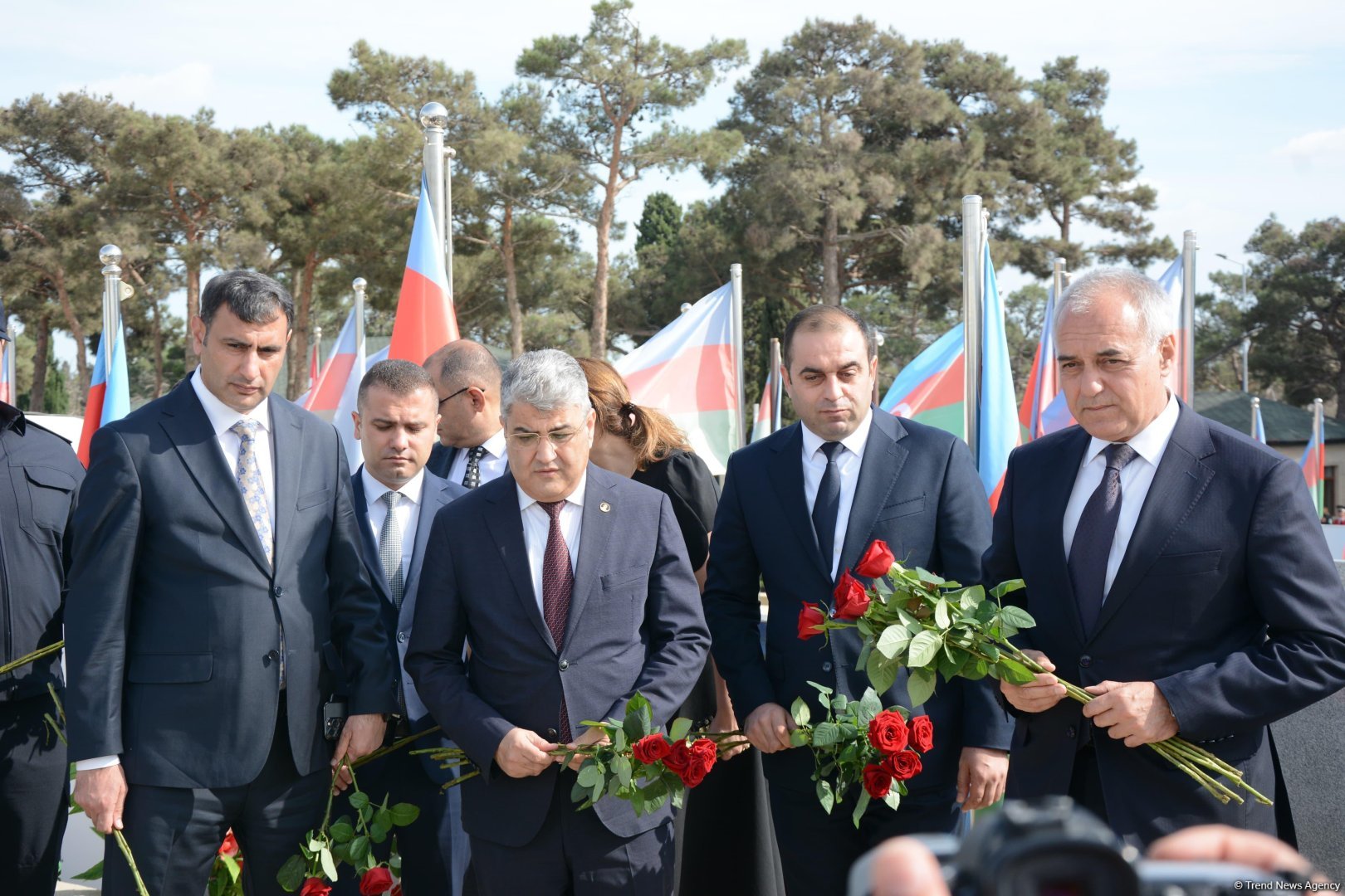 Antiterror əməliyyatlarında şəhid olan hərbi qulluqçuların məzarları ziyarət edilir (FOTO)