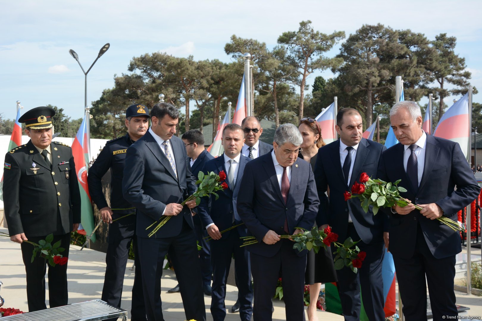 Antiterror əməliyyatlarında şəhid olan hərbi qulluqçuların məzarları ziyarət edilir (FOTO)