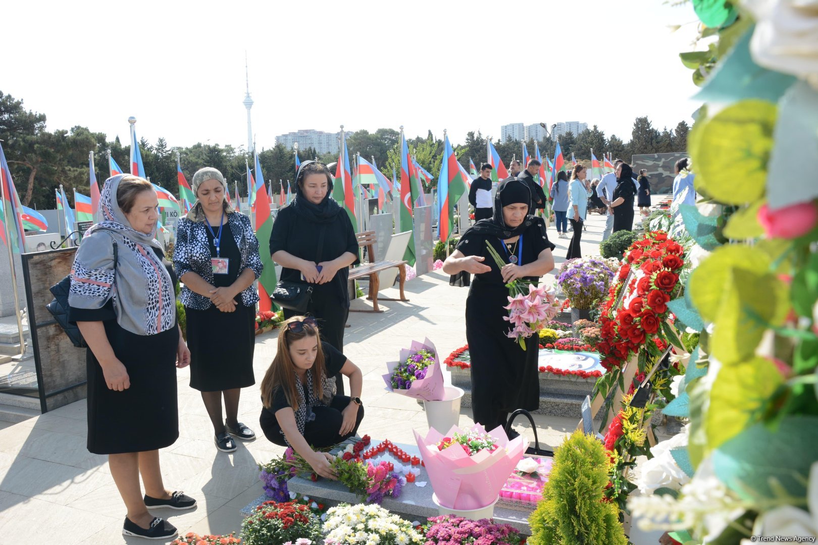 Antiterror əməliyyatlarında şəhid olan hərbi qulluqçuların məzarları ziyarət edilir (FOTO)