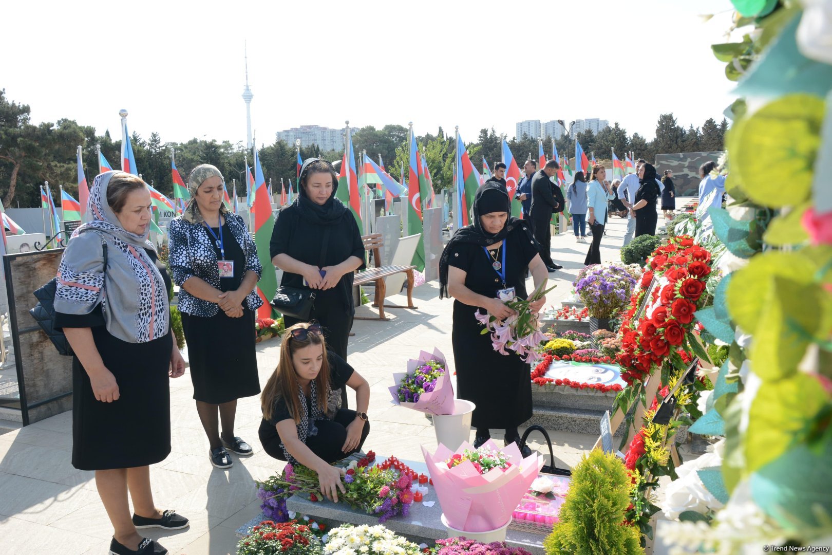 Antiterror əməliyyatlarında şəhid olan hərbi qulluqçuların məzarları ziyarət edilir (FOTO)