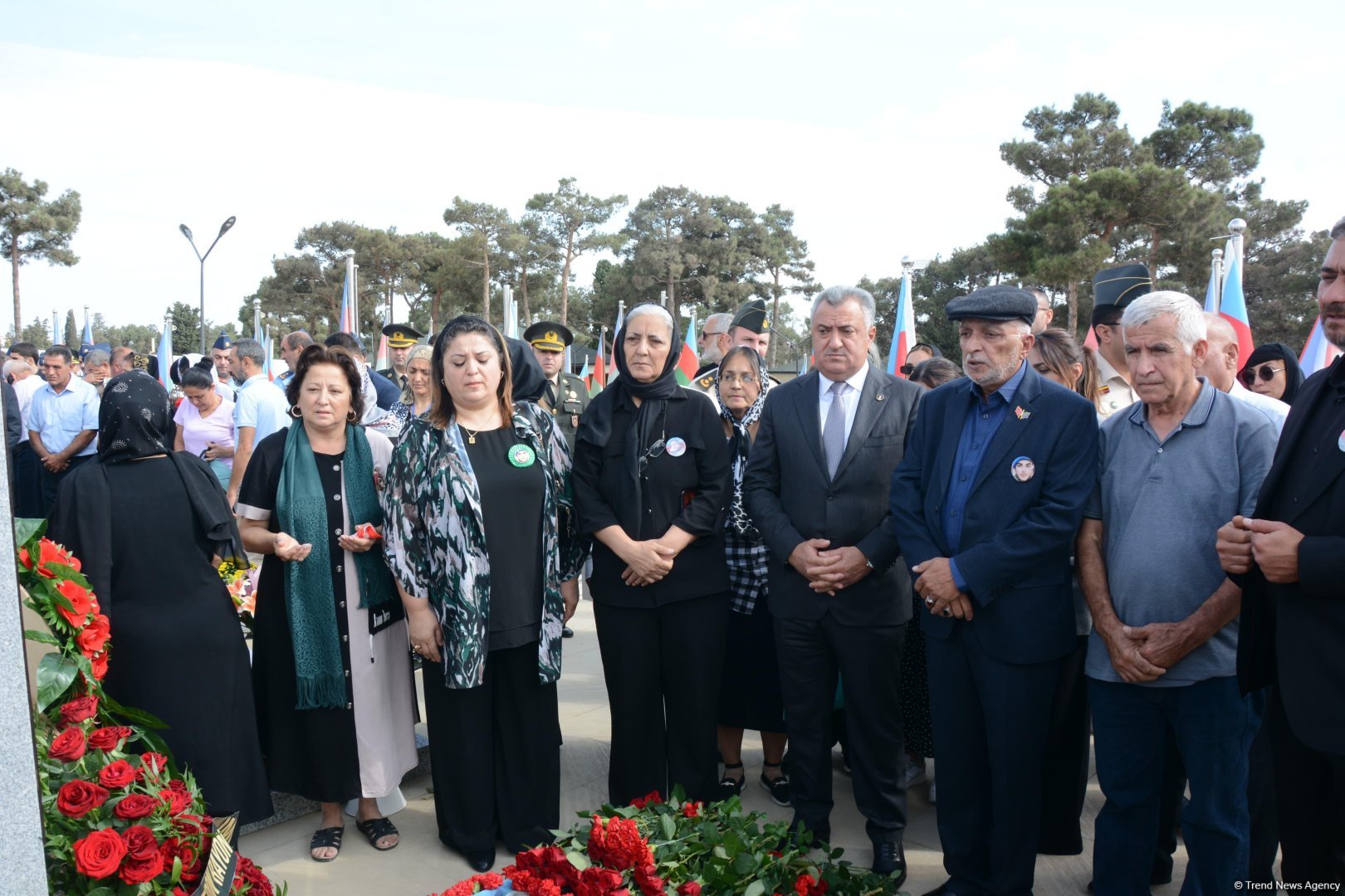Antiterror əməliyyatlarında şəhid olan hərbi qulluqçuların məzarları ziyarət edilir (FOTO)