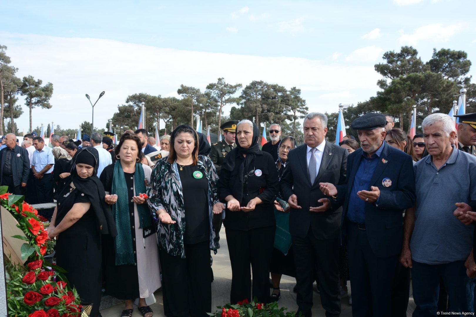 Antiterror əməliyyatlarında şəhid olan hərbi qulluqçuların məzarları ziyarət edilir (FOTO)