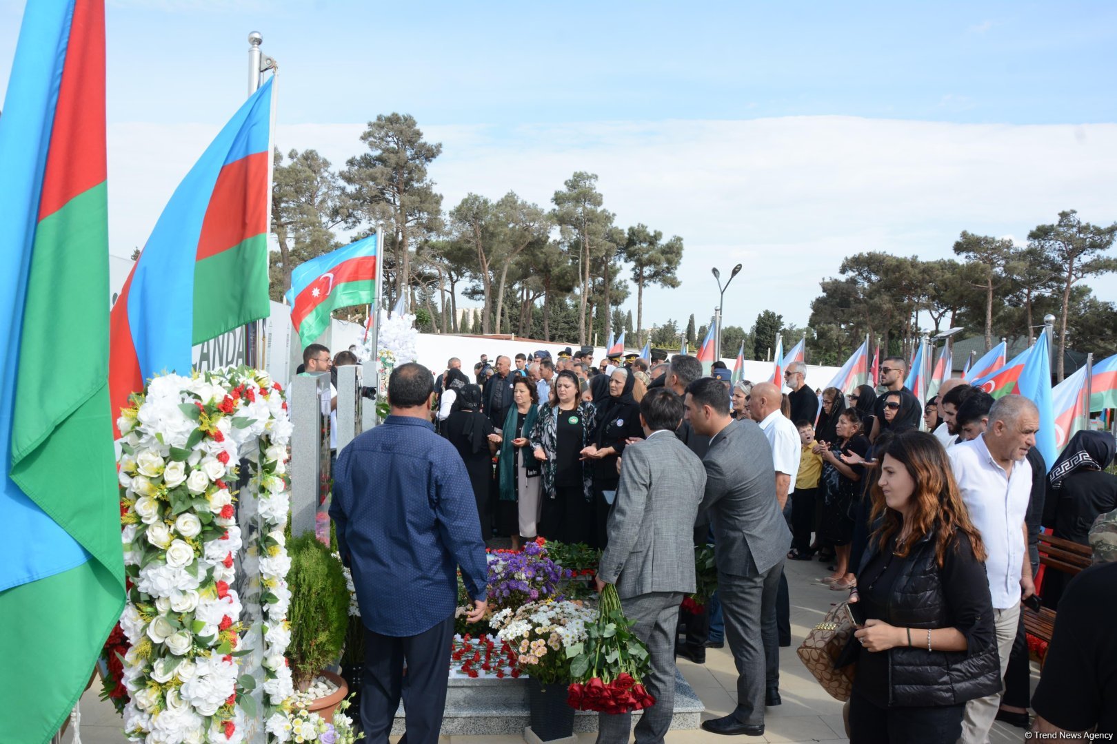 Antiterror əməliyyatlarında şəhid olan hərbi qulluqçuların məzarları ziyarət edilir (FOTO)