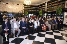 Heydər Əliyev Fondunun vitse-prezidenti Leyla Əliyeva və Bakı Media Mərkəzinin rəhbəri Arzu Əliyeva “A grammar of contemporary Azerbaijani” adlı dərs vəsaitinin təqdimatında iştirak ediblər (FOTO)