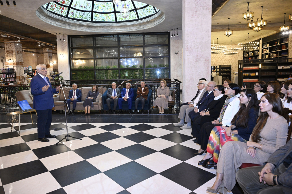 Heydər Əliyev Fondunun vitse-prezidenti Leyla Əliyeva və Bakı Media Mərkəzinin rəhbəri Arzu Əliyeva “A grammar of contemporary Azerbaijani” adlı dərs vəsaitinin təqdimatında iştirak ediblər (FOTO)