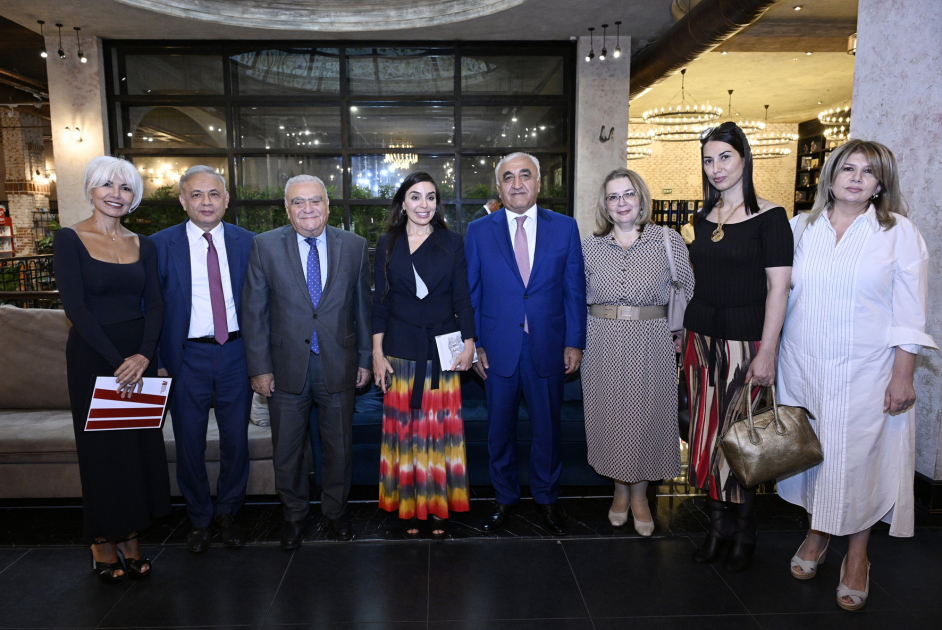 Heydər Əliyev Fondunun vitse-prezidenti Leyla Əliyeva və Bakı Media Mərkəzinin rəhbəri Arzu Əliyeva “A grammar of contemporary Azerbaijani” adlı dərs vəsaitinin təqdimatında iştirak ediblər (FOTO)