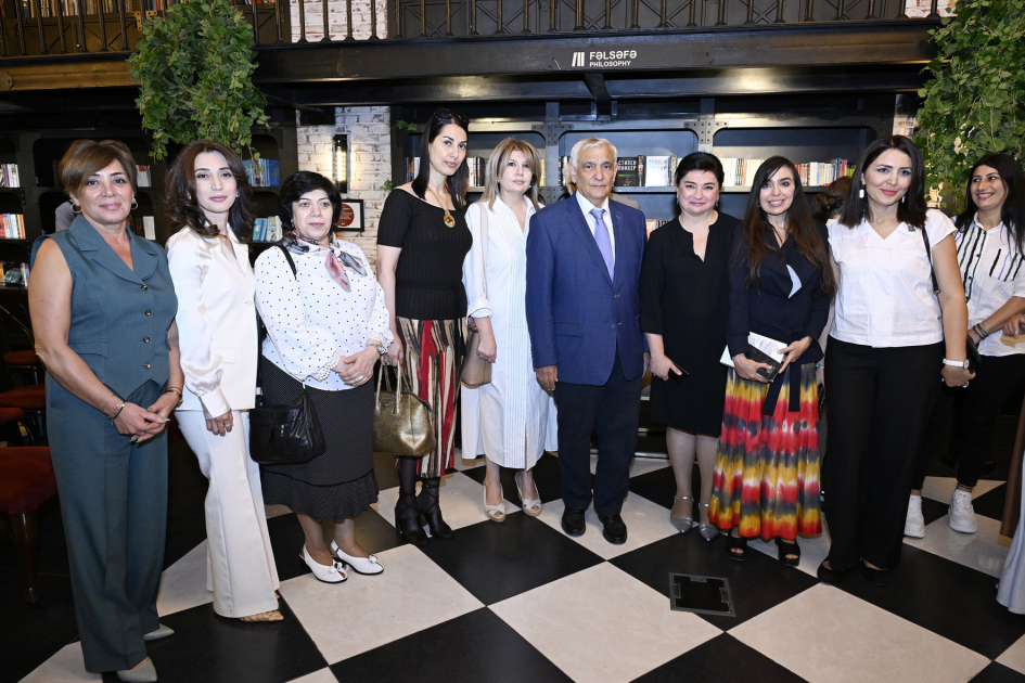 Heydər Əliyev Fondunun vitse-prezidenti Leyla Əliyeva və Bakı Media Mərkəzinin rəhbəri Arzu Əliyeva “A grammar of contemporary Azerbaijani” adlı dərs vəsaitinin təqdimatında iştirak ediblər (FOTO)
