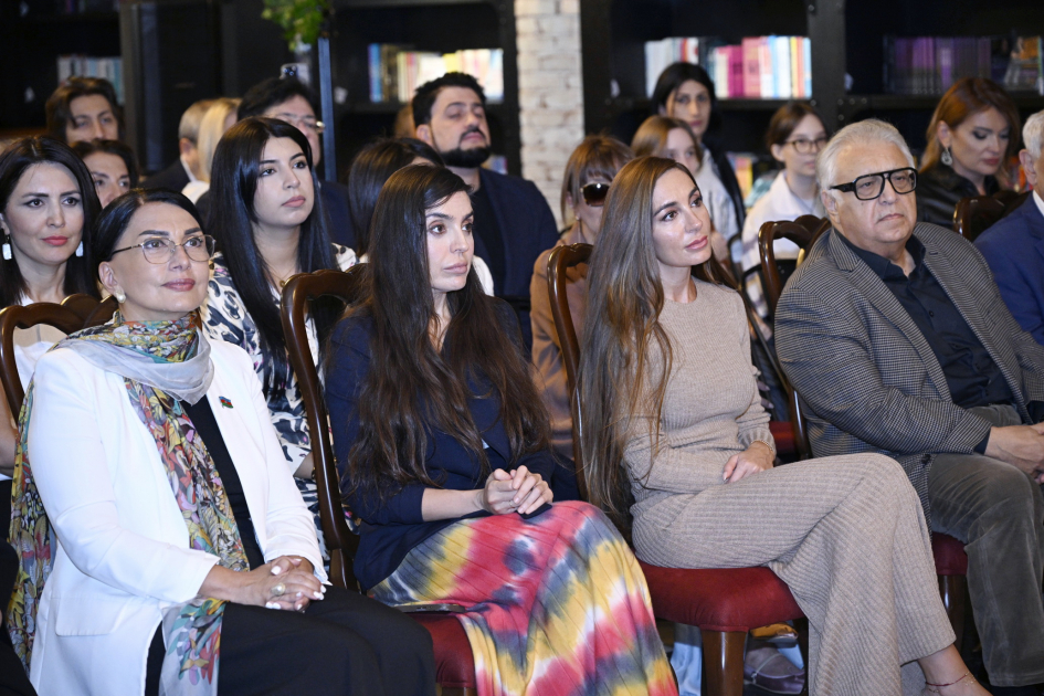 Heydər Əliyev Fondunun vitse-prezidenti Leyla Əliyeva və Bakı Media Mərkəzinin rəhbəri Arzu Əliyeva “A grammar of contemporary Azerbaijani” adlı dərs vəsaitinin təqdimatında iştirak ediblər (FOTO)