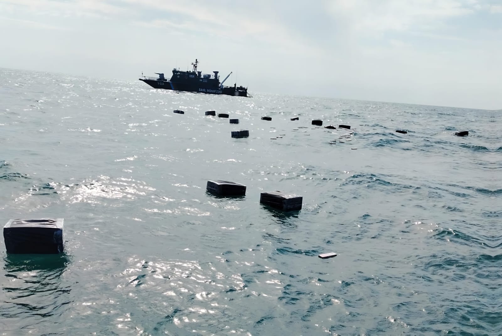 Xəzər dənizinin Azərbaycana mənsub ərazi sularında aşkar olunan qaçaqmal götürülüb (FOTO/VİDEO)