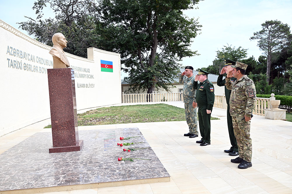 Azərbaycan və Rusiya arasında bir sıra məsələlər ətrafında fikir mübadiləsi aparılıb (FOTO)