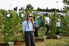 Heydər Əliyev Fondunun prezidenti Mehriban Əliyeva və ailə üzvləri “Gənclik” parkında ağacəkmə aksiyasında iştirak ediblər (FOTO)