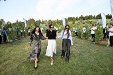 Heydər Əliyev Fondunun prezidenti Mehriban Əliyeva və ailə üzvləri “Gənclik” parkında ağacəkmə aksiyasında iştirak ediblər (FOTO)
