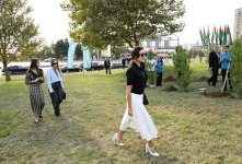 Heydər Əliyev Fondunun prezidenti Mehriban Əliyeva və ailə üzvləri “Gənclik” parkında ağacəkmə aksiyasında iştirak ediblər (FOTO)