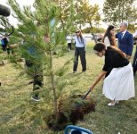 Heydər Əliyev Fondunun prezidenti Mehriban Əliyeva və ailə üzvləri “Gənclik” parkında ağacəkmə aksiyasında iştirak ediblər (FOTO)