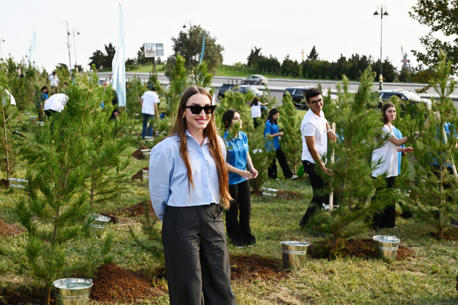 Heydər Əliyev Fondunun prezidenti Mehriban Əliyeva və ailə üzvləri “Gənclik” parkında ağacəkmə aksiyasında iştirak ediblər (FOTO)