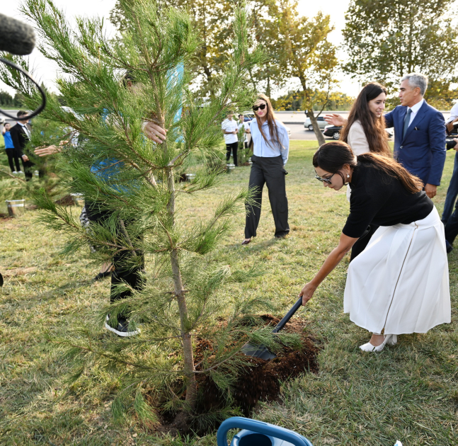 Heydər Əliyev Fondunun prezidenti Mehriban Əliyeva və ailə üzvləri “Gənclik” parkında ağacəkmə aksiyasında iştirak ediblər (FOTO)