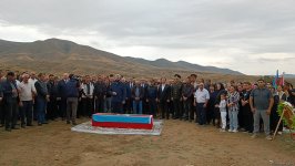 Qaradağlı faciəsinin qurbanının nəşinin qalıqları 32 ildən sonra doğma kəndində dəfn edildi (FOTO)