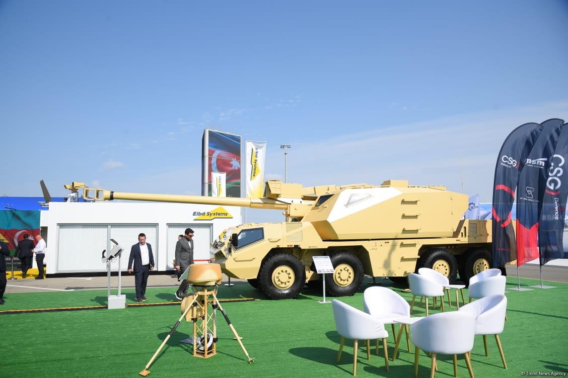 ADEX-də ağır artilleriya və hərbi təyyarələr nümayiş olunur (FOTO)