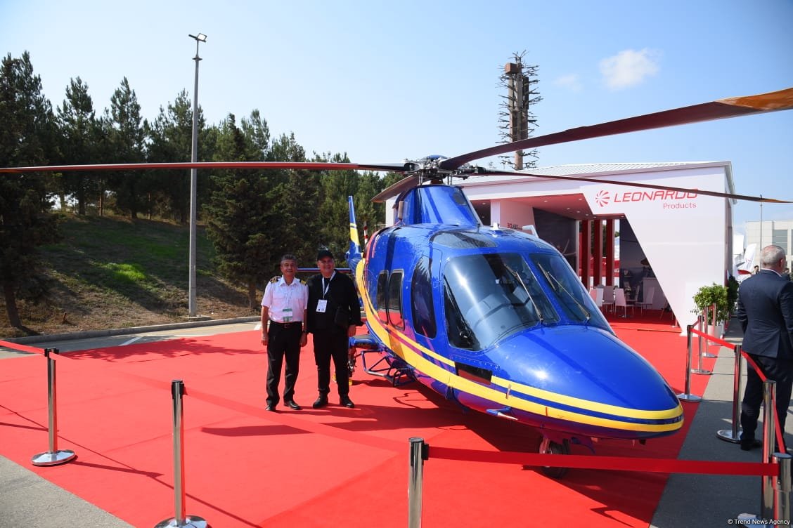 ADEX-də ağır artilleriya və hərbi təyyarələr nümayiş olunur (FOTO)
