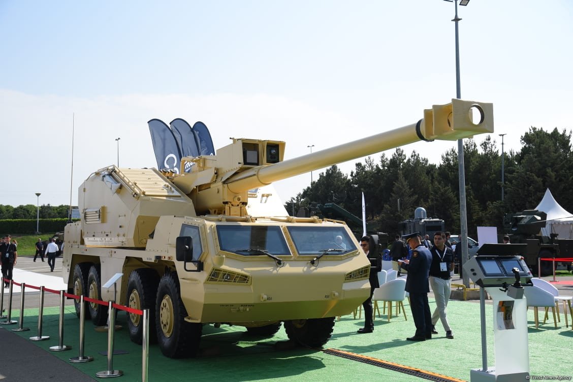 ADEX-də ağır artilleriya və hərbi təyyarələr nümayiş olunur (FOTO)