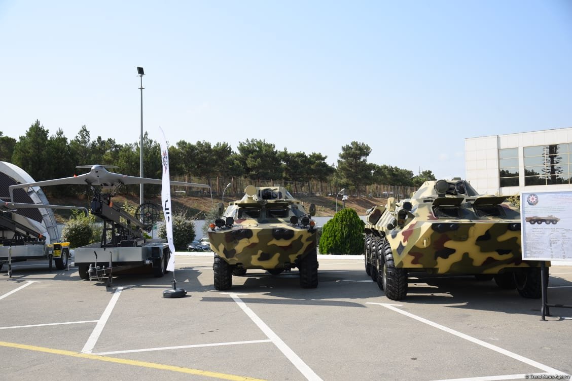 ADEX-də ağır artilleriya və hərbi təyyarələr nümayiş olunur (FOTO)