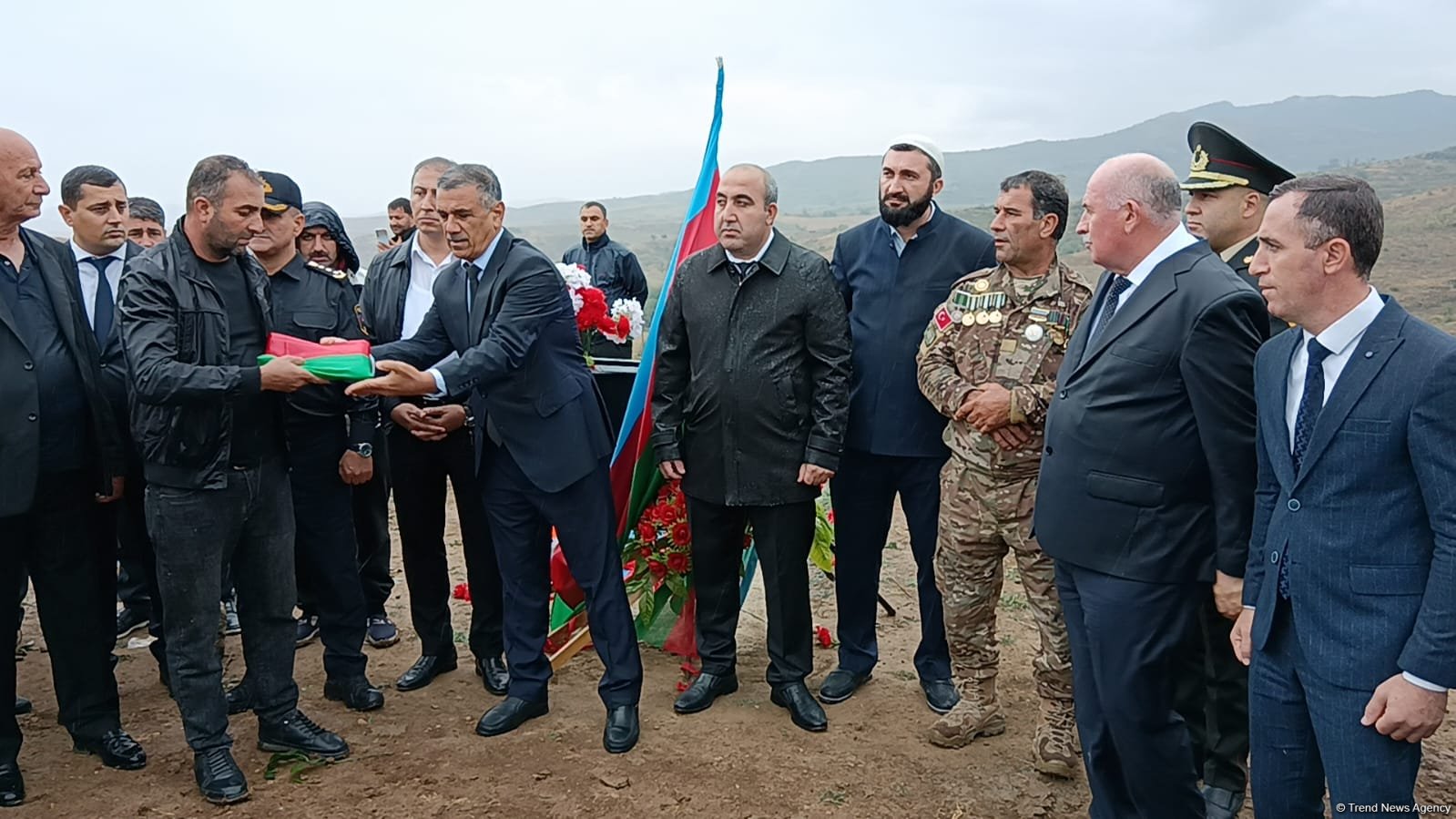 Qaradağlı faciəsinin qurbanının nəşinin qalıqları 32 ildən sonra doğma kəndində dəfn edildi (FOTO)