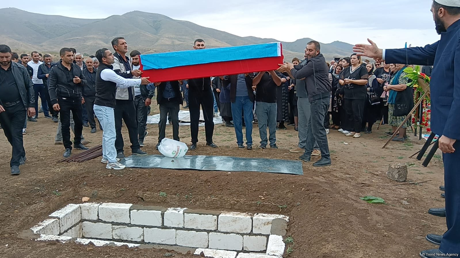 Qaradağlı faciəsinin qurbanının nəşinin qalıqları 32 ildən sonra doğma kəndində dəfn edildi (FOTO)