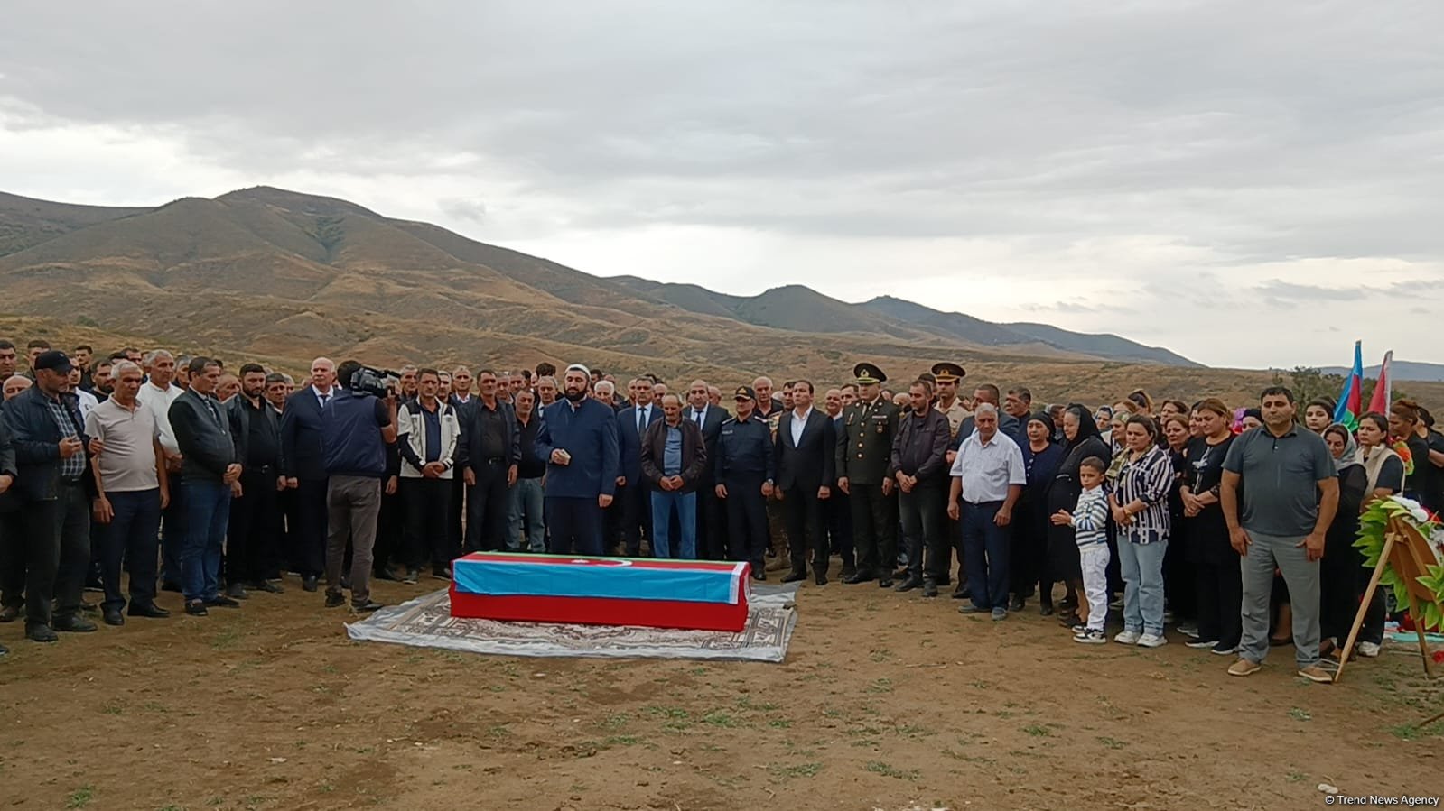 Qaradağlı faciəsinin qurbanının nəşinin qalıqları 32 ildən sonra doğma kəndində dəfn edildi (FOTO)