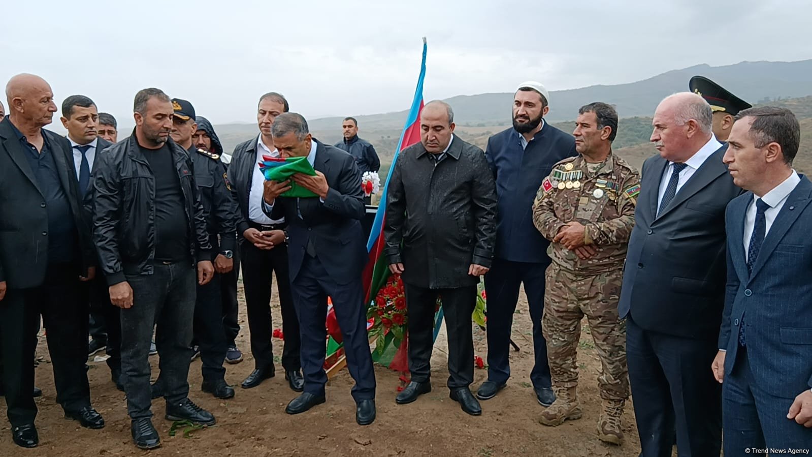 Qaradağlı faciəsinin qurbanının nəşinin qalıqları 32 ildən sonra doğma kəndində dəfn edildi (FOTO)