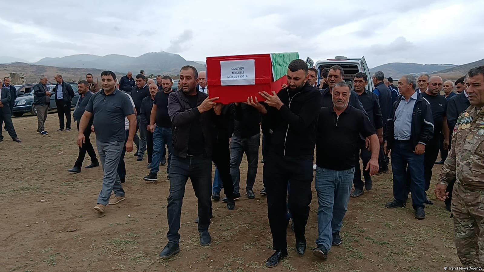 Qaradağlı faciəsinin qurbanının nəşinin qalıqları 32 ildən sonra doğma kəndində dəfn edildi (FOTO)