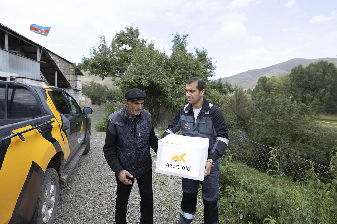 “AzerGold” QSC Daşkəsəndə Vətən müharibəsi şəhidlərinin ailə üzvlərini və qaziləri ziyarət edib (FOTO)