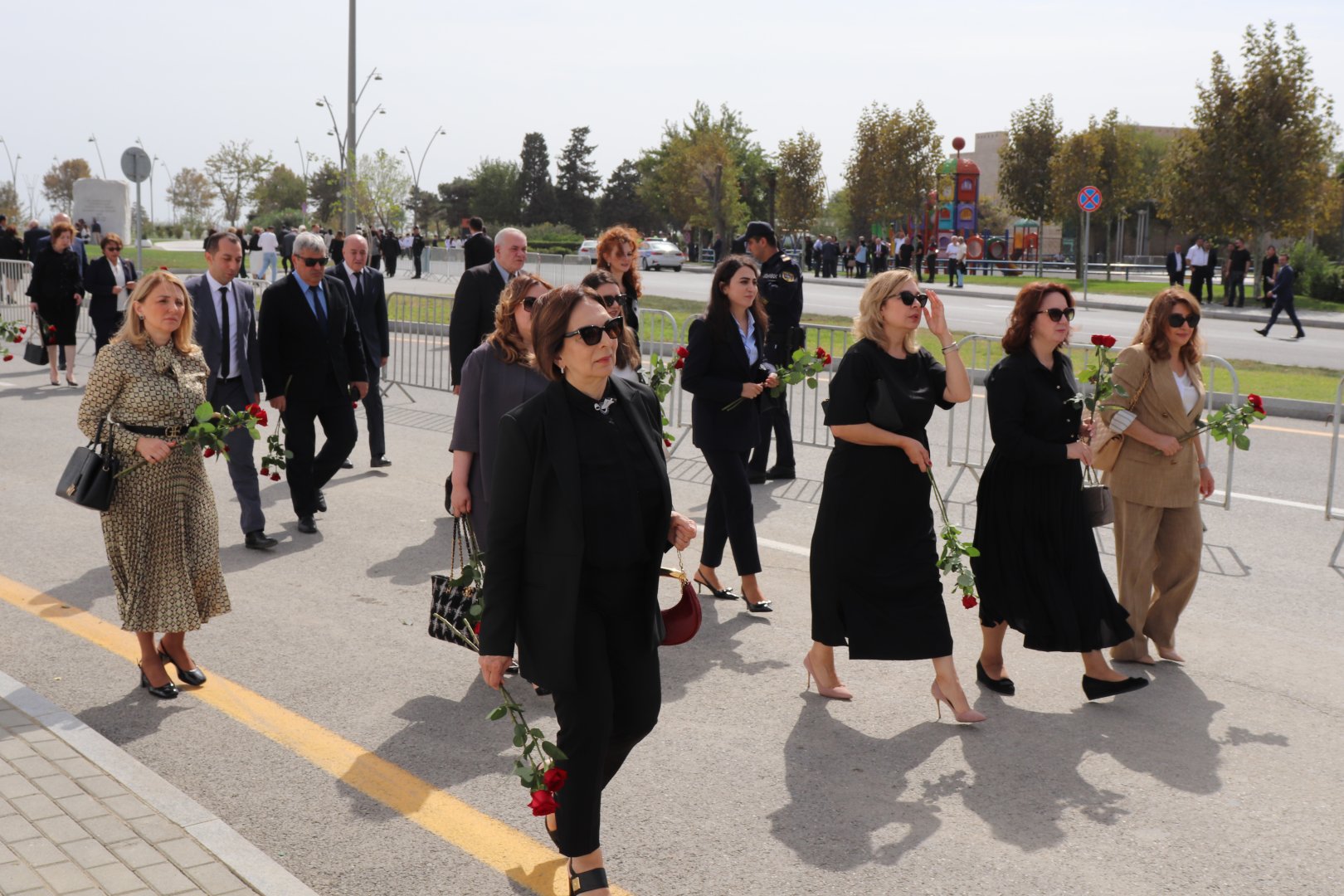Səhiyyə Nazirliyinin rəhbərliyi və kollektivi Zəfər parkını ziyarət edib (FOTO)