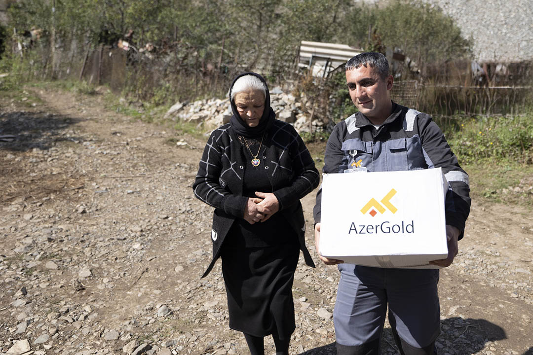 “AzerGold” QSC Daşkəsəndə Vətən müharibəsi şəhidlərinin ailə üzvlərini və qaziləri ziyarət edib (FOTO)