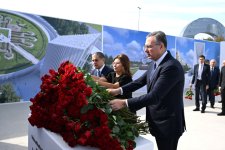 Dövlət və hökumət rəsmiləri, deputatlar Bakıda inşası davam etdirilən Zəfər parkında olublar (FOTO)