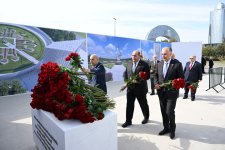 Dövlət və hökumət rəsmiləri, deputatlar Bakıda inşası davam etdirilən Zəfər parkında olublar (FOTO)