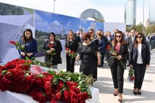 Milli Məclisin kollektivi Zəfər parkını ziyarət edib (FOTO)