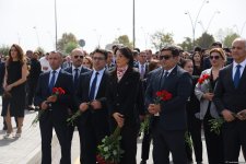 Dövlət və hökumət rəsmiləri, deputatlar Bakıda inşası davam etdirilən Zəfər parkında olublar (FOTO)