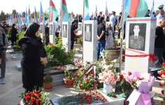Azərbaycan xalqı qəhrəman şəhidlərini anır (FOTO)
