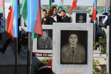 Azərbaycan xalqı qəhrəman şəhidlərini anır (FOTO)