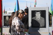 Azərbaycan xalqı qəhrəman şəhidlərini anır (FOTO)