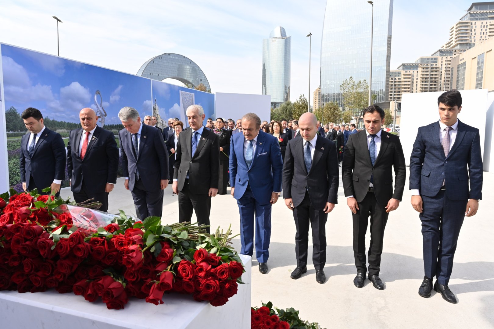 Milli Məclisin kollektivi Zəfər parkını ziyarət edib (FOTO)