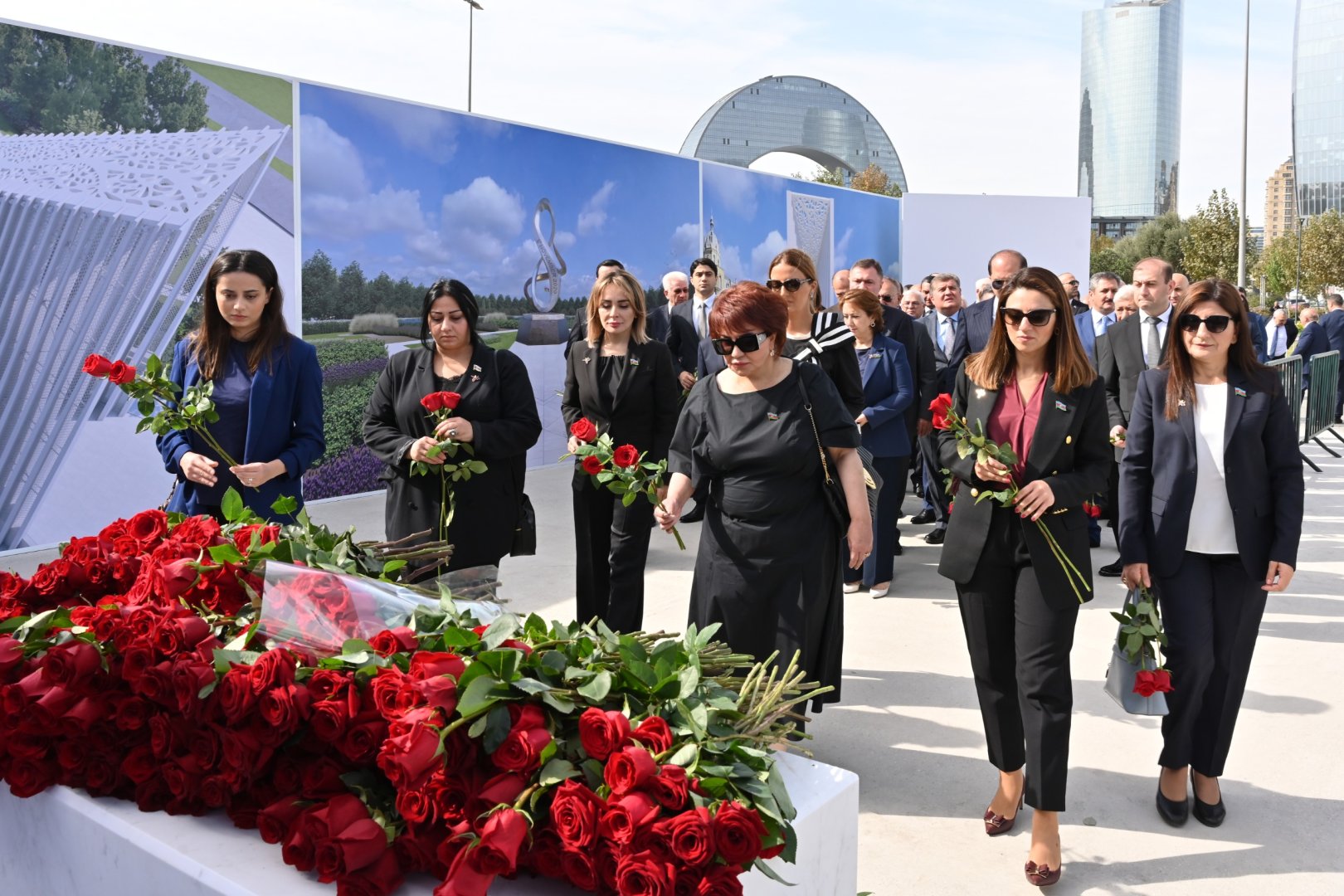 Milli Məclisin kollektivi Zəfər parkını ziyarət edib (FOTO)
