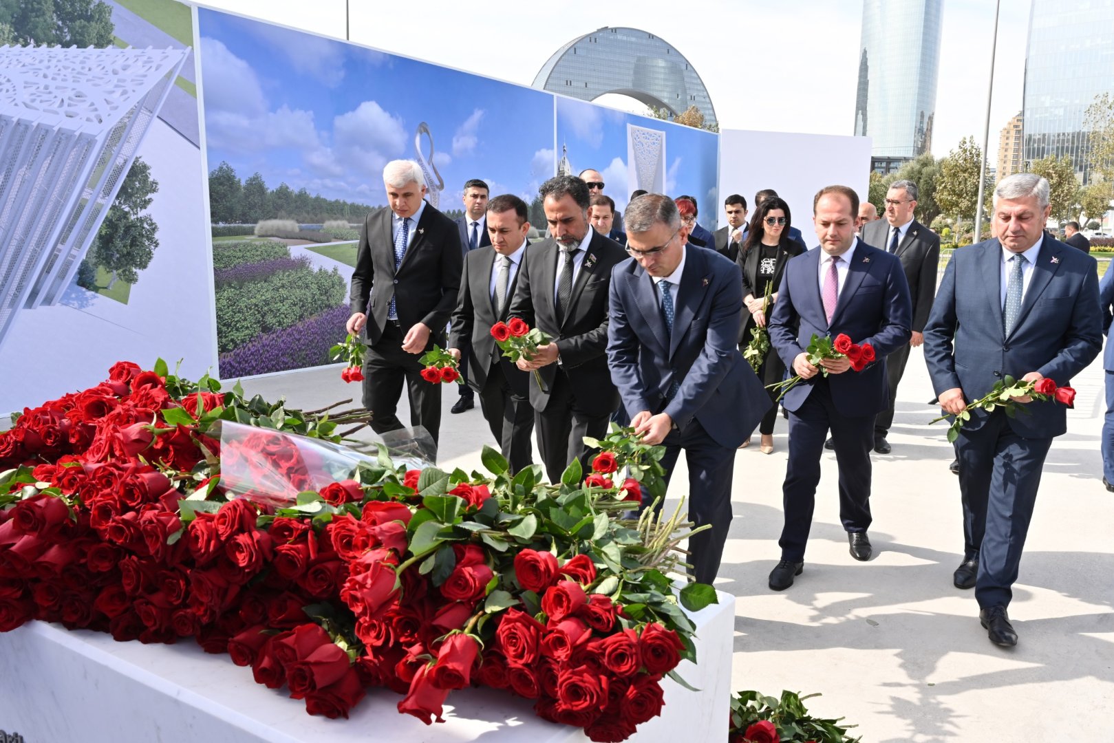 Milli Məclisin kollektivi Zəfər parkını ziyarət edib (FOTO)