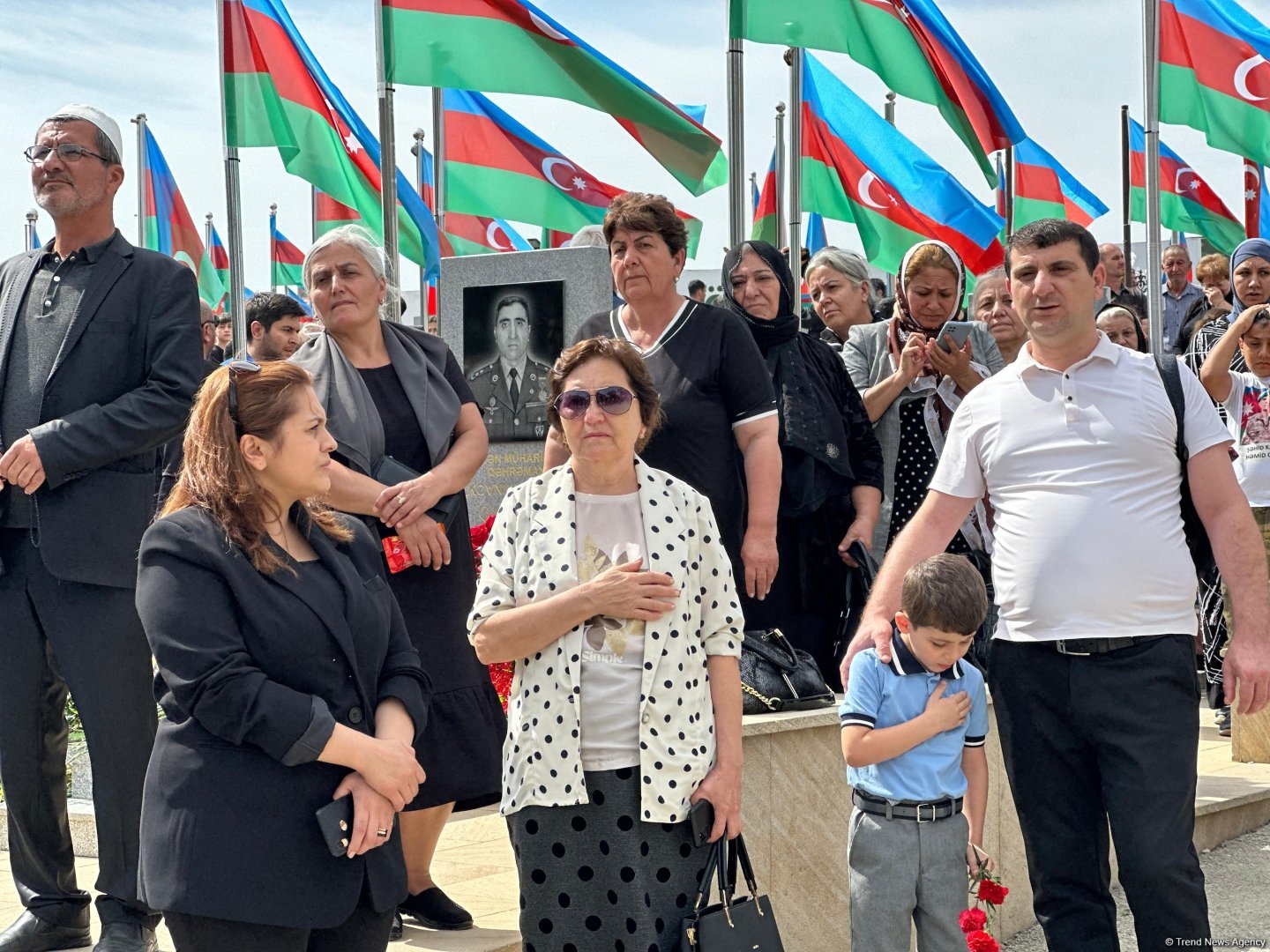 Azərbaycan xalqı qəhrəman şəhidlərini anır (FOTO)