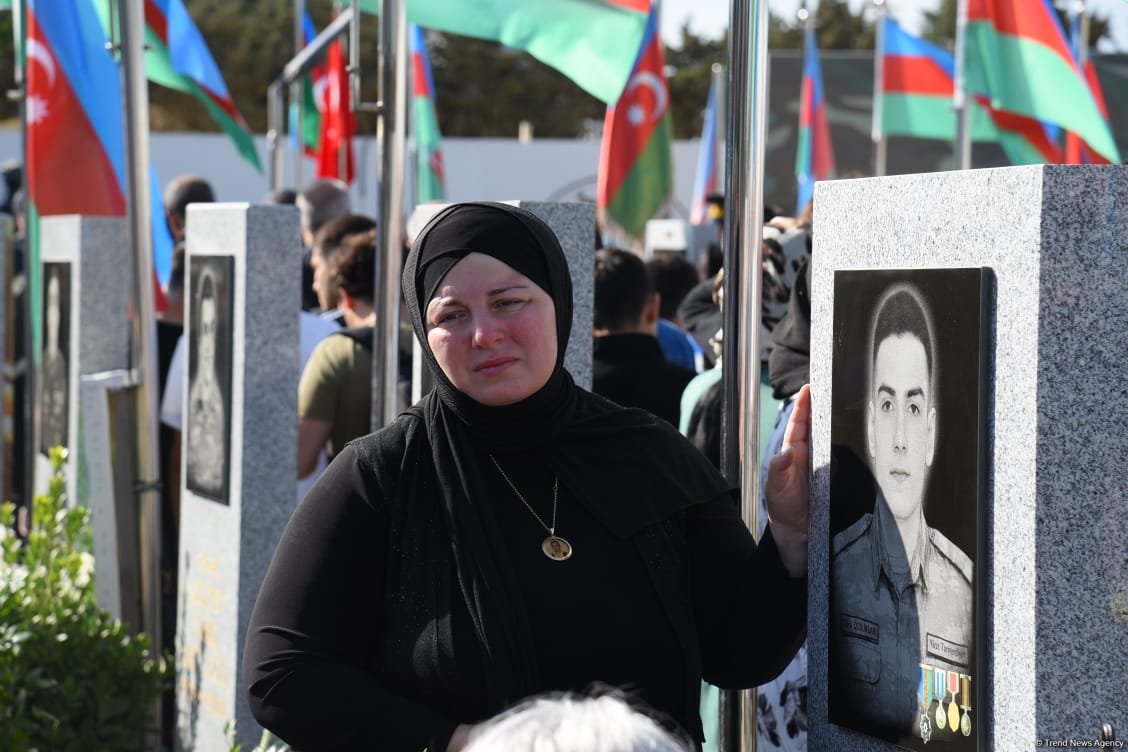 Azərbaycan xalqı qəhrəman şəhidlərini anır (FOTO)