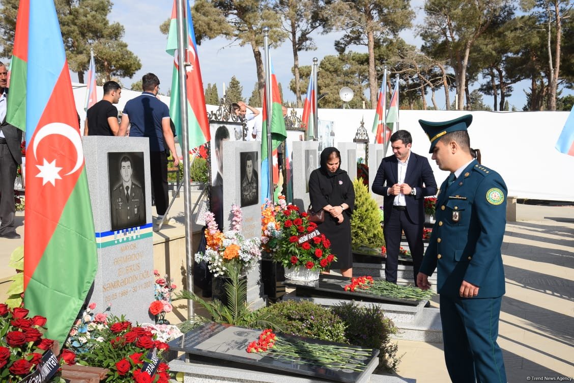 Azərbaycan xalqı qəhrəman şəhidlərini anır (FOTO)