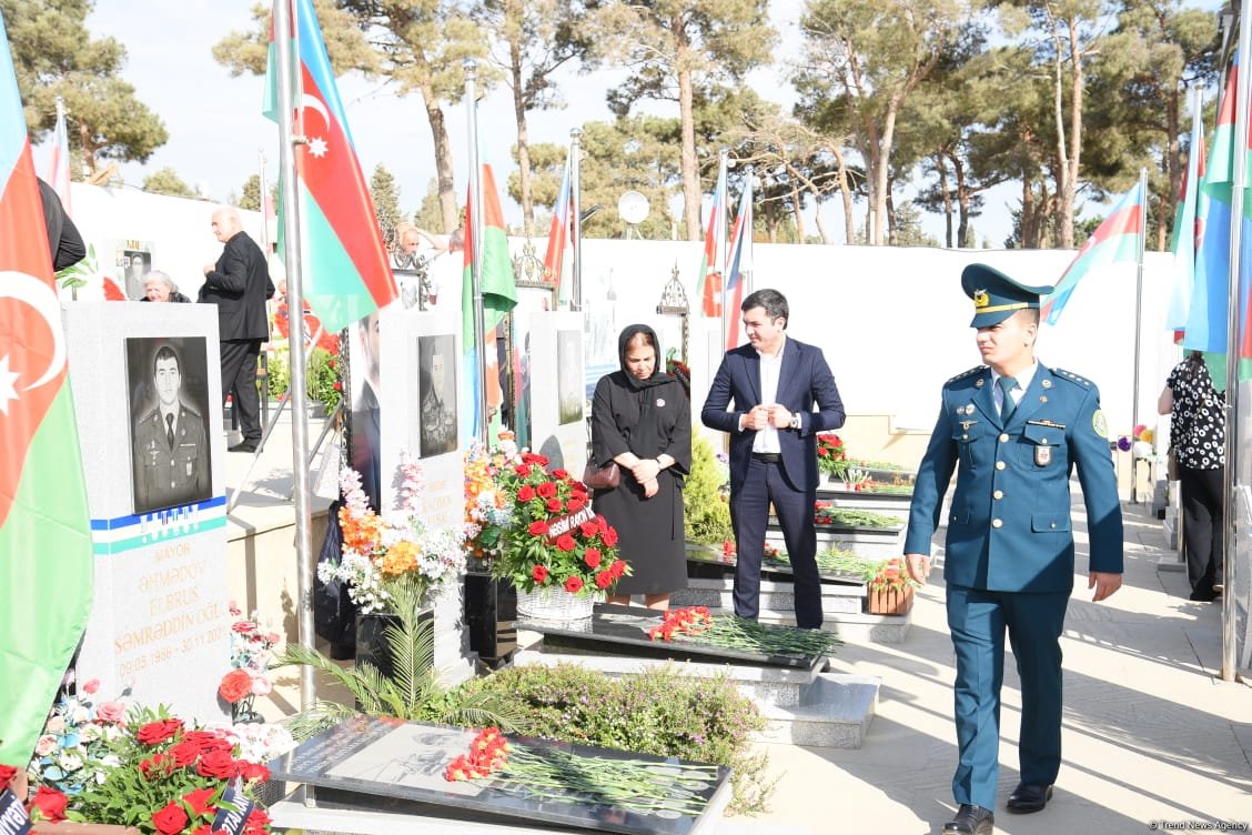 Azərbaycan xalqı qəhrəman şəhidlərini anır (FOTO)