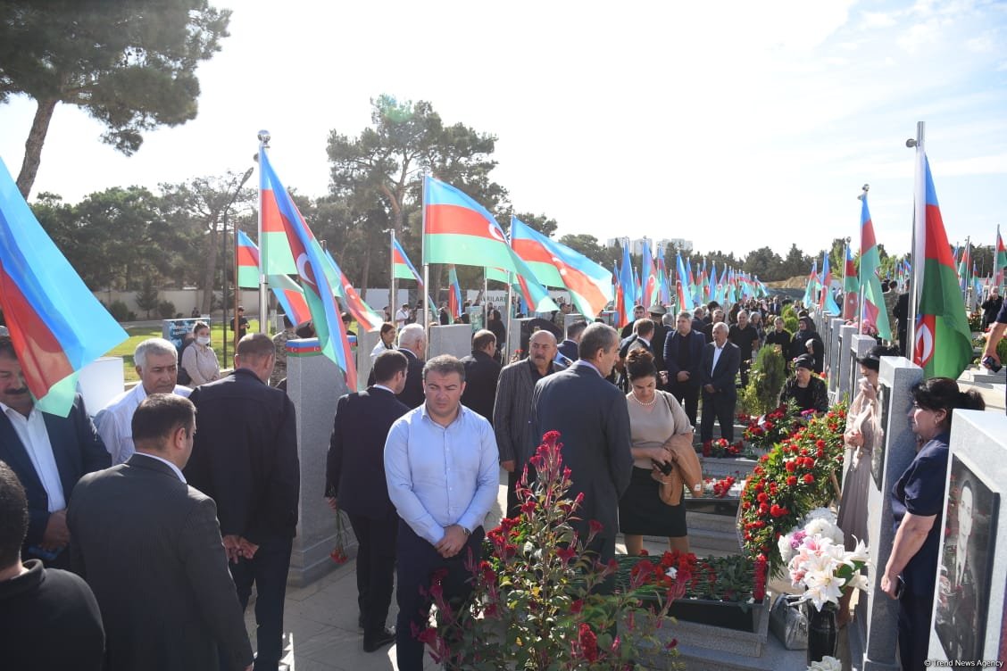 Azərbaycan xalqı qəhrəman şəhidlərini anır (FOTO)