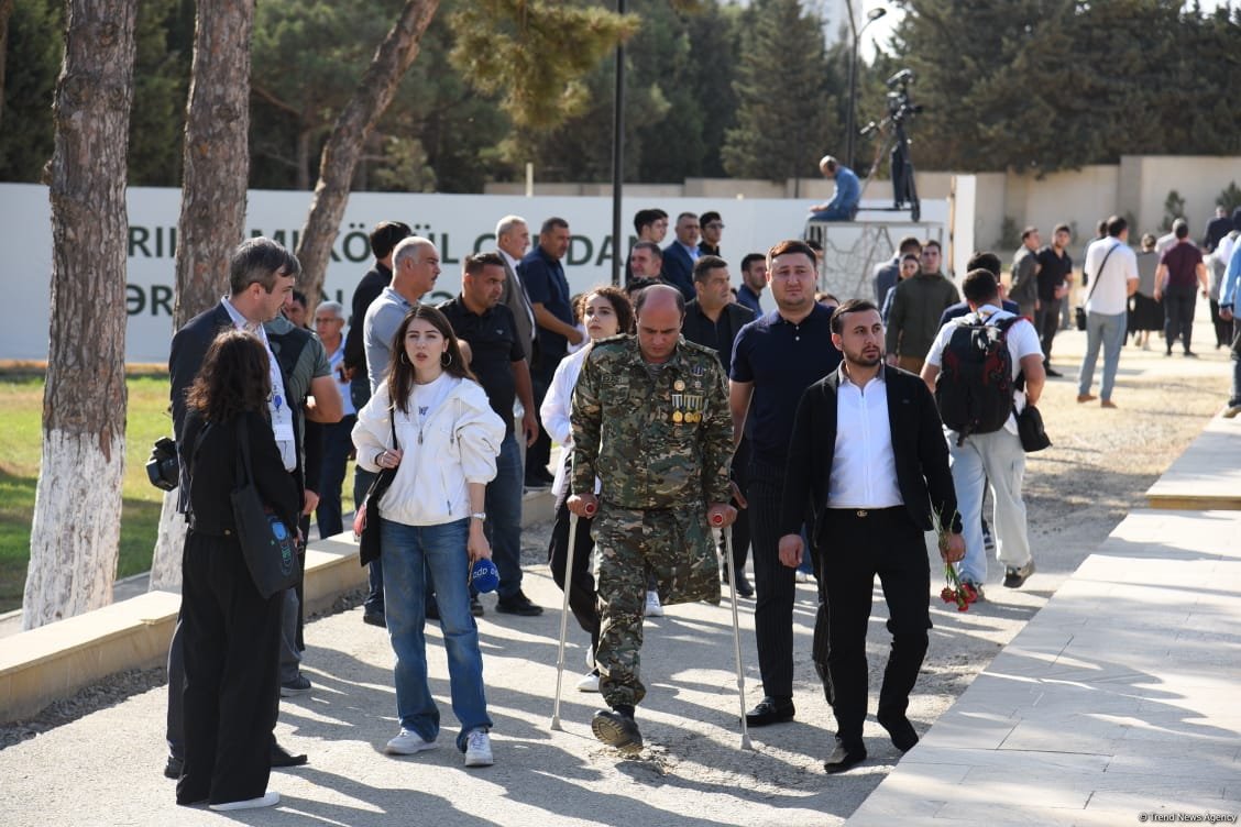 Azərbaycan xalqı qəhrəman şəhidlərini anır (FOTO)