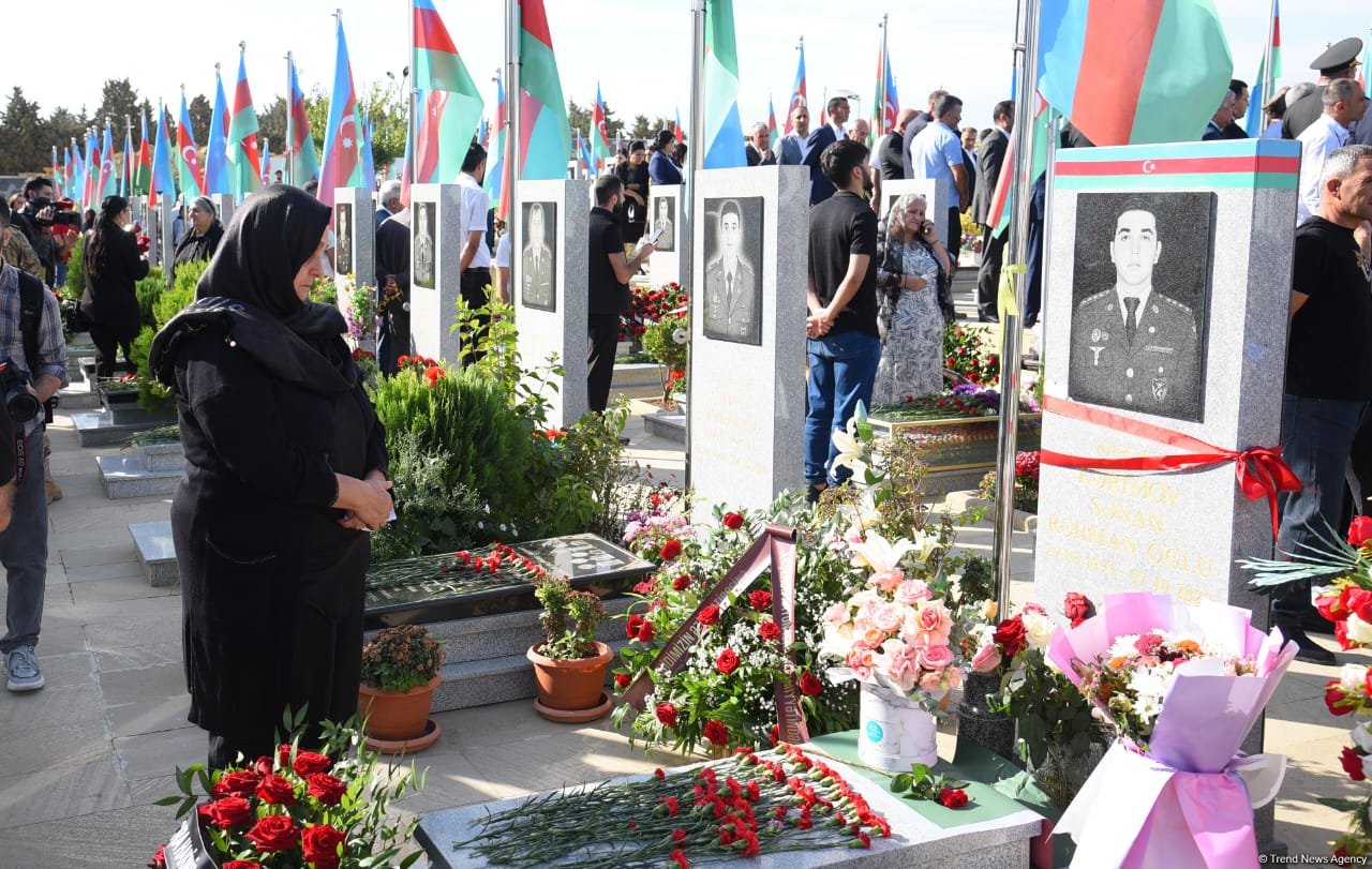 Azərbaycan xalqı qəhrəman şəhidlərini anır (FOTO)